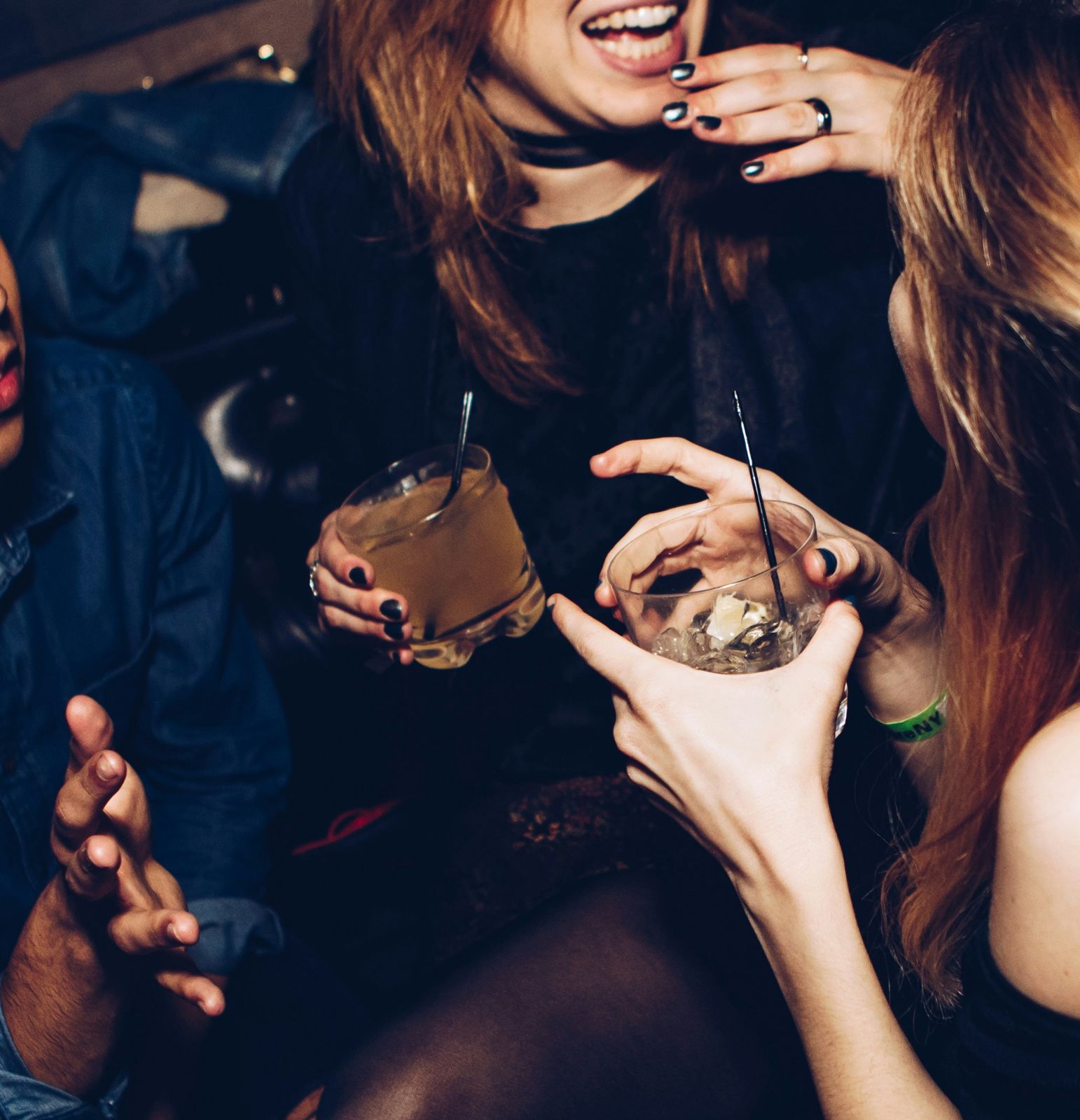 Gäste stoßen mit Drinks an