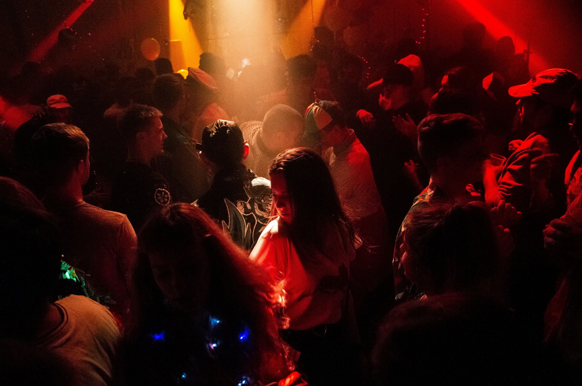Volle Tanzfläche im Clublicht